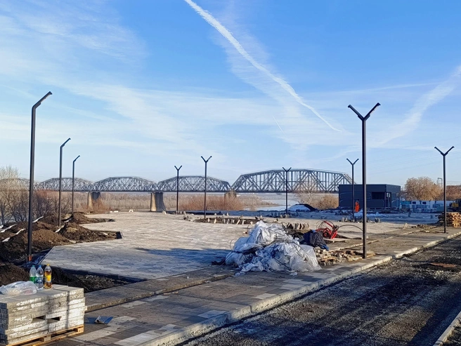 На строительной площадке уже видны новые дорожки и частично уложенная плитка | Источник: Стас Соколов / NGS.RU