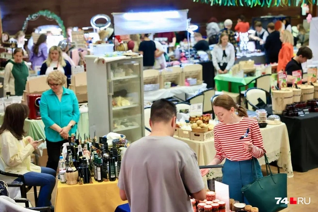 В продуктовых рядах всегда много поcетителей | Источник: Михаил Шилкин