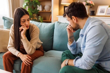 5 вопросов, которые стоит задать партнеру, если вы чувствуете отдаление, но хотите поговорить об этом без обвинений