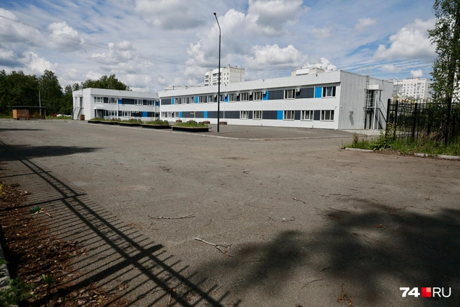 Огромное асфальтовое поле как будто даже иногда убирают… | Источник: Наталья Лапцевич