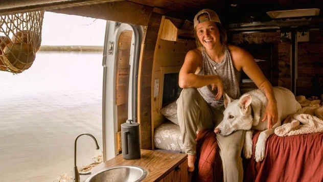 Американка бросила работу и путешествует с собакой в доме на колесах