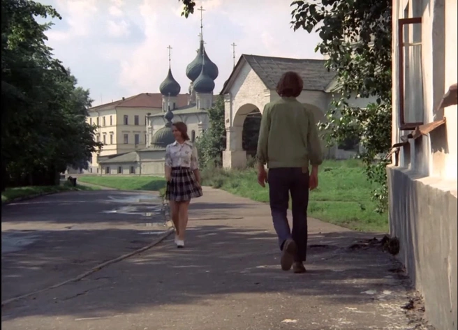 На фоне — церковь Николая Чудотворца, а справа дом № 6 на Которосльной набережной | Источник: кадр из фильма «Афоня» (12+), реж. Георгий Данелия, киностудия «Мосфильм», 1975 год