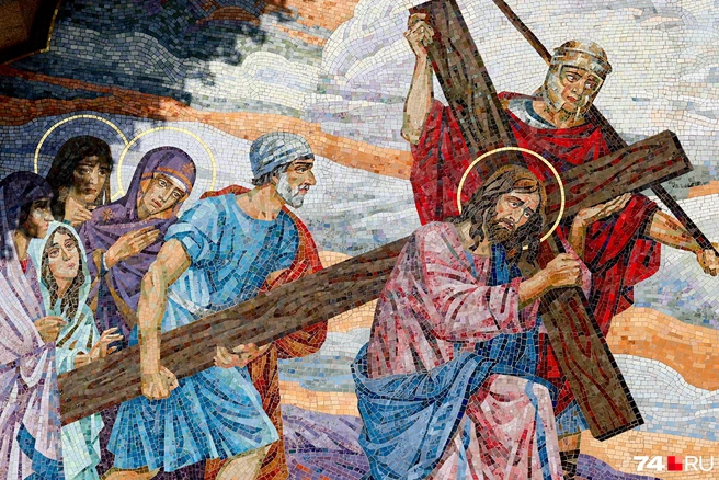 Есть также сцены из жизни Христа и Александра II | Источник: Наталья Лапцевич