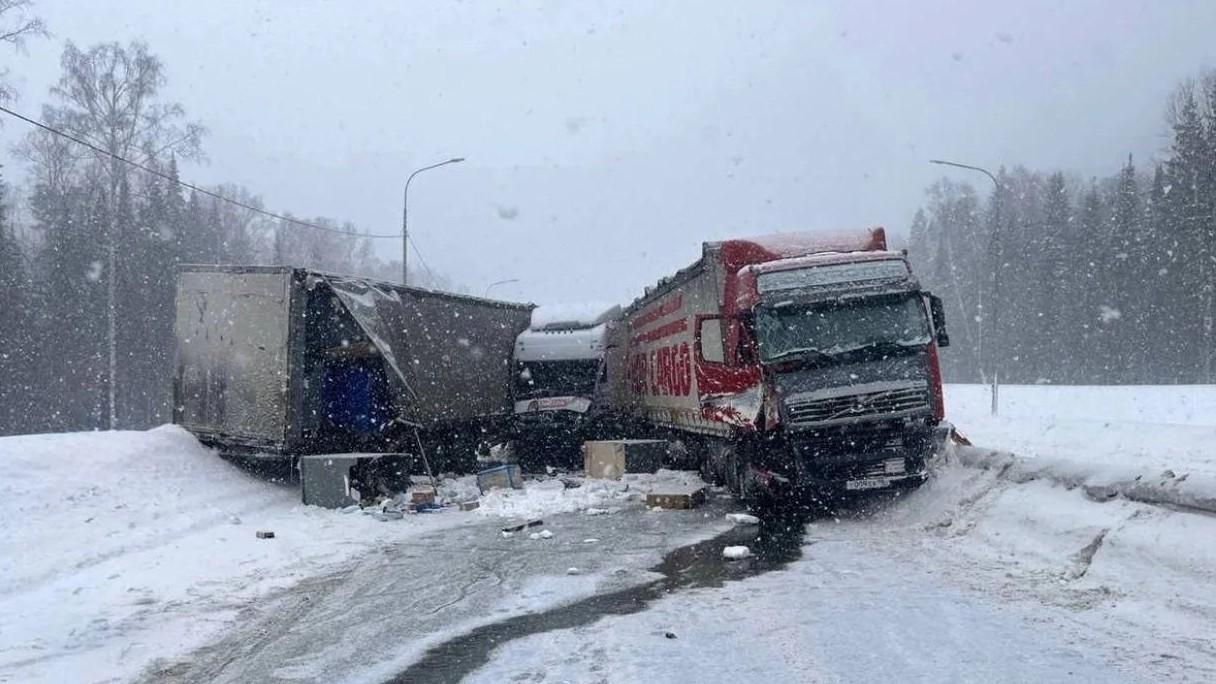 Трасса Пермь — Екатеринбург встала: проезд заблокировали три фуры — фото и видео