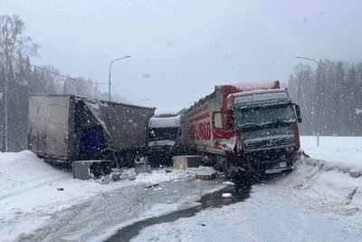 Три фуры заблокировали трассу Пермь — Екатеринбург