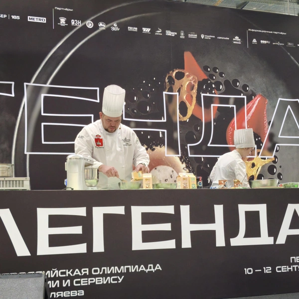 Заливаем его ряженкой или топленым молоком