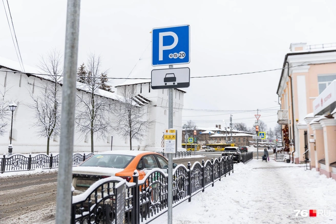 На Первомайской улице, напротив музея-заповедника, на платной парковке только автомобиль каршеринга&nbsp;— для них предусмотрена льгота | Источник: Артем Бауман / 76.RU