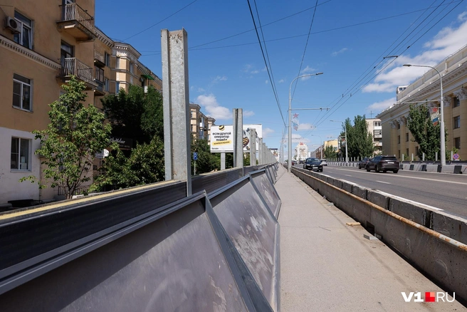 Защитные панели сняли почти по всему периметру моста | Источник: Алексей Волхонский / V1.RU