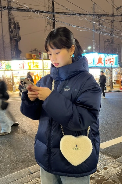 японский стиль, японский стиль одежды, японский женский стиль, девушка в японском стиле, одежда в японском стиле для женщин, современный японский стиль одежды, как одеваются японки | Источник: theDay/higgsfield