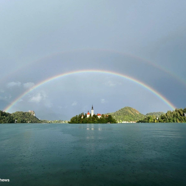 Двойная радуга над озером Блед, Словения | Источник: Eloise Matthews / Standard Chartered Weather Photographer of the Year 2025