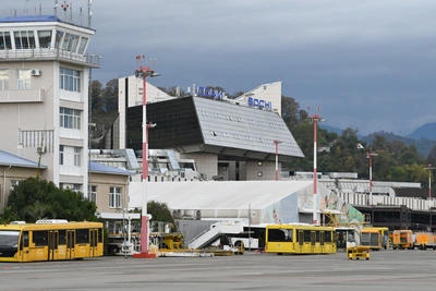 Десять рейсов задержаны в Сочи из-за погоды