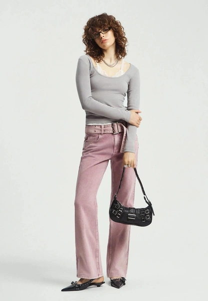 Правильные джинсы и кокетливое мини: 5 главных трендов денима 2026