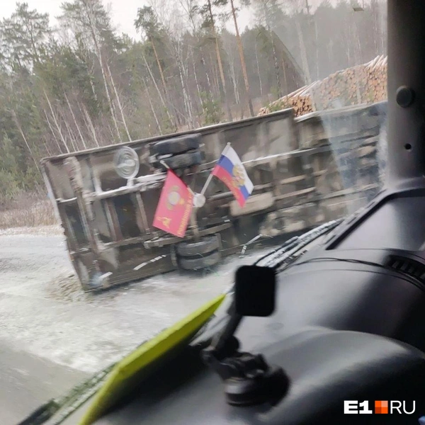 Фуры разворачивало на трассах, машины улетали в кювет: онлайн о дне жестянщика в Екатеринбурге и области | Источник: читатель E1.RU
