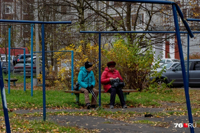Во дворах много лавочек | Источник: Кирилл Поверинов / 76.RU