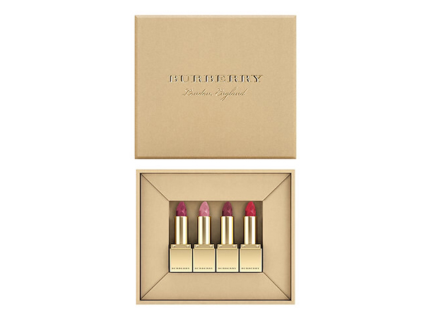 Набор бархатных помад Рождество 2016, Burberry. 4 оттенка мини-помад в золотых футлярах упакованы в элегантную коробочку. Помады представлены в самых ходовых оттенках 437 Oxblood, 429 Military Red, 425 Damson, 405 Nude Rose.