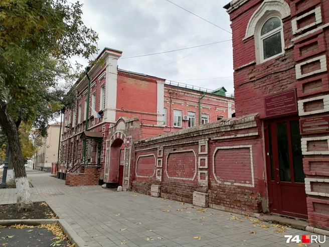 В этом разместился кожвендиспансер, и денег явно хватает только на «чтоб не сыпалось». | Источник: Дарья Милославская