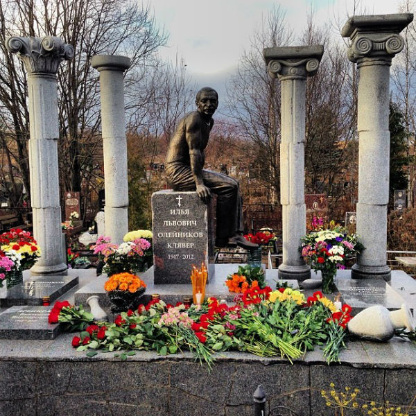 На могиле Ильи Олейникова установлен памятник