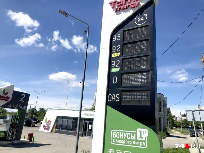 АЗС Tamic Energy на проспекте Победы работала штатно, но цена АИ-92&nbsp;— почти 74 рубля за литр, АИ-95&nbsp;— без копейки 83 рубля за литр. Всплывающая надпись «Акция» выглядит комично | Источник: Артем Краснов