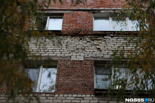 Стена постепенно обваливается | Источник: Евгений Софийчук / NGS55.RU