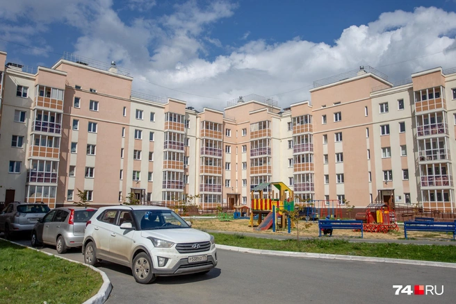 Детские площадки есть практически в каждом дворе — в отличие от того же Чурилово | Источник: Илья Бархатов