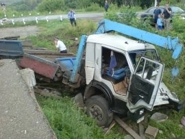 В столкновении КАМАЗа с поездом пострадало 2 человека | ya62.ru