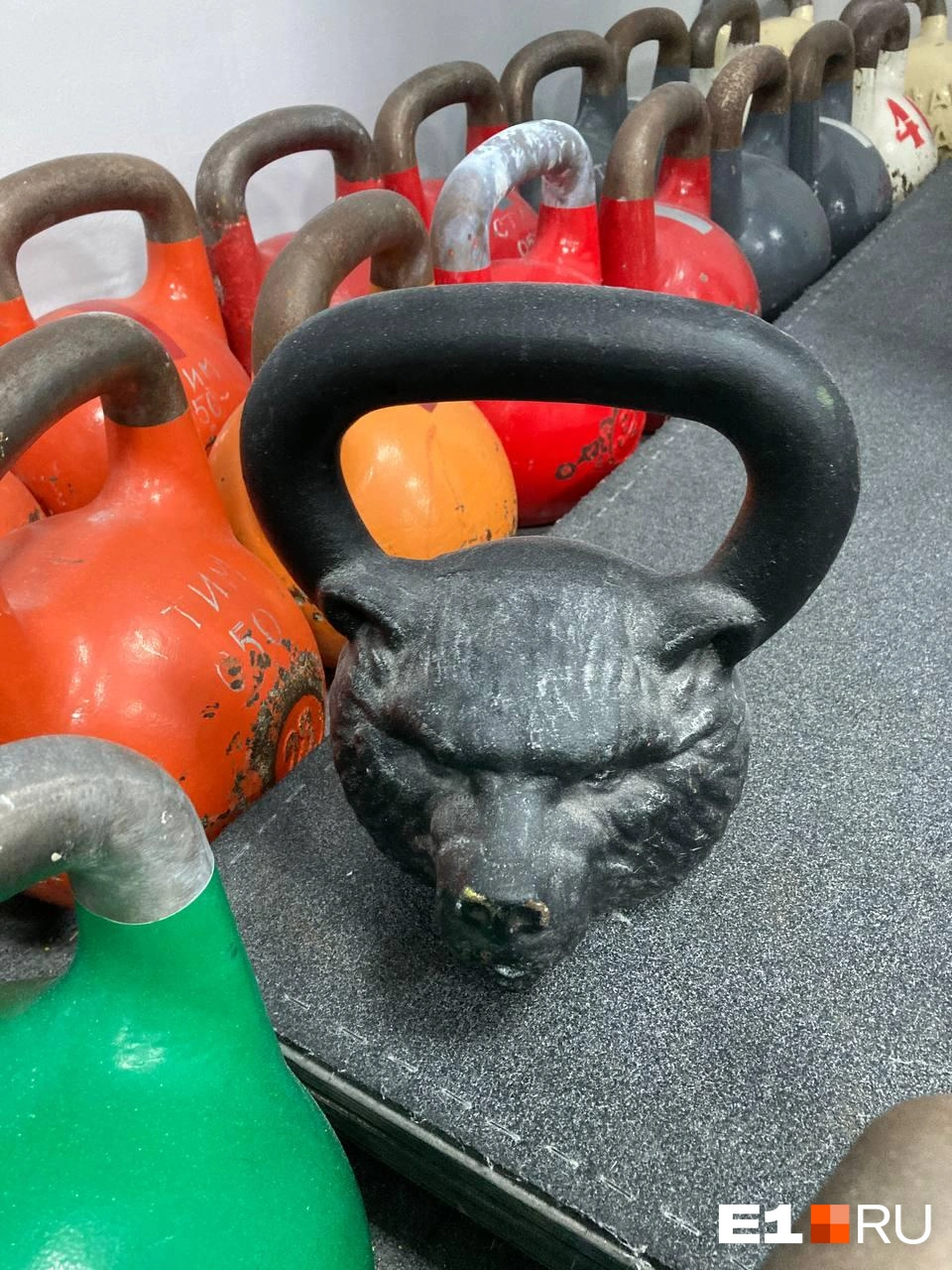 Узнав о рекордах отца Серафима, компания «Уральская гиря» подарила свои мастеровые снаряды алапаевской секции | Источник: Елена Панкратьева / E1.RU