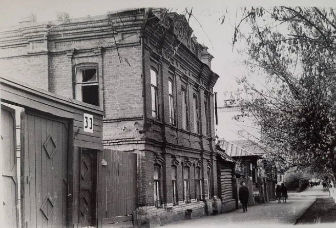 Двухэтажный дом на ул. Красина, 33 в начале 1960-х годов | Источник: Комитет по делам архивов Курганской области /vk.com