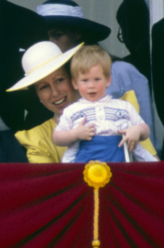 Принц Луи дебютировал на королевском мероприятии (в одежде принца Гарри)
