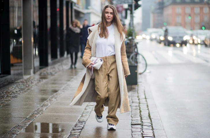Что такое ugly fashion и с чем сочетать ретро-кросы? | Источник: gettyimages.com
