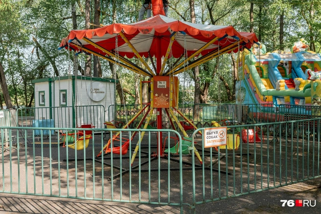 Стоимость билета на карусель «Ветерок» теперь составляет 200 рублей, тогда как в прошлом году прокатиться на аттракционе можно было за 150 | Источник: Александр Куренной / 76.RU
