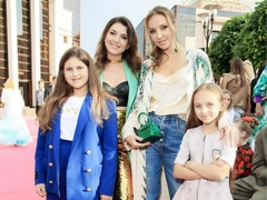 Татьяна Навка привела 8-летнюю дочь на самый нескромный показ этого лета