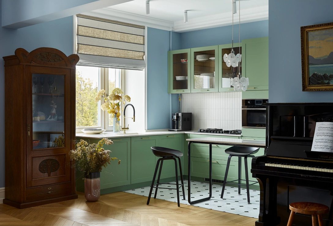 Кухня, Leicht. Барные стулья, Angstrem. Над барным столом винтажный светильник, 1970-e годы. | Источник: Сергей Ананьев