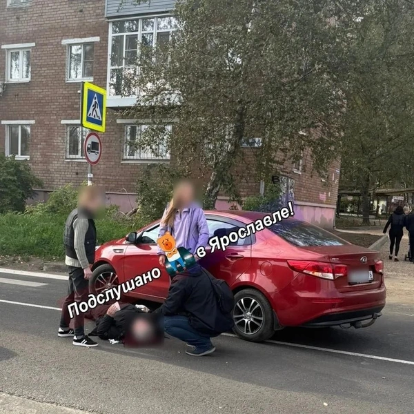 Вокруг человека на асфальте столпились люди | Источник: Подслушано Ярославль (18+) / Max