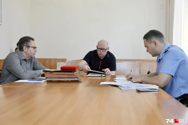 Адвокат принес награды своего подзащитного | Источник: Михаил Шилкин