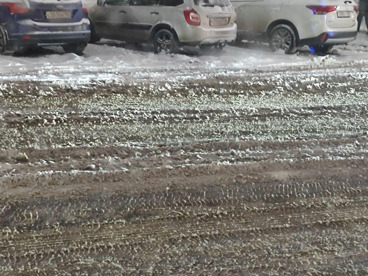 «На дорогах ад из жижи и реагентов»: на трассах Башкирии до утра закрыли движение, а в Уфе пробки и аварии