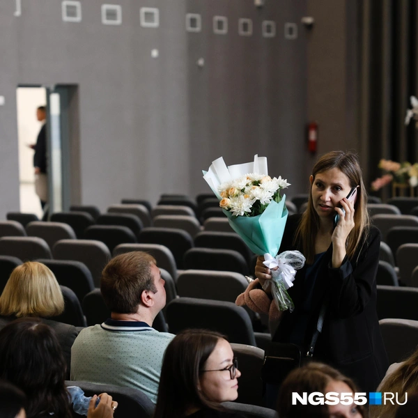 Какое первое сентября без цветов  | Источник: Евгений Софийчук / NGS55.RU 