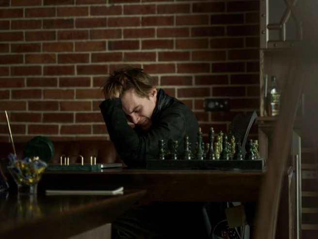 Сериал исследует тему веры, вины и личной ответственности | Источник: кадр из сериала «Топи» (18+), реж. Владимир Мирзоев, «Кинопоиск»