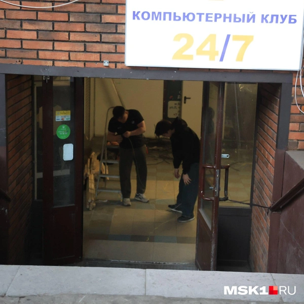 Продавцы завершают подготовку к переезду, собирают вещи и демонтируют вывески | Источник: Дмитрий Толстошеев / MSK1.RU