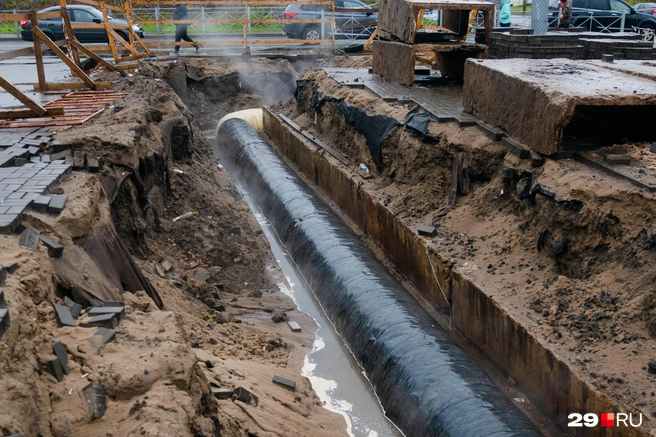 Работы проводят для подключения строящегося дома к системе теплоснабжения | Источник: Иван Митюшёв / 29.RU
