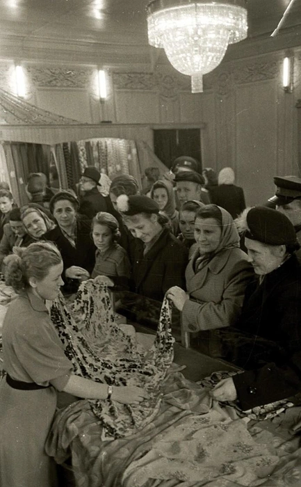 Магазин «Шелковые ткани». 1956 год | Источник: фотофонд Самарского областного государственного архива социально-политической истории