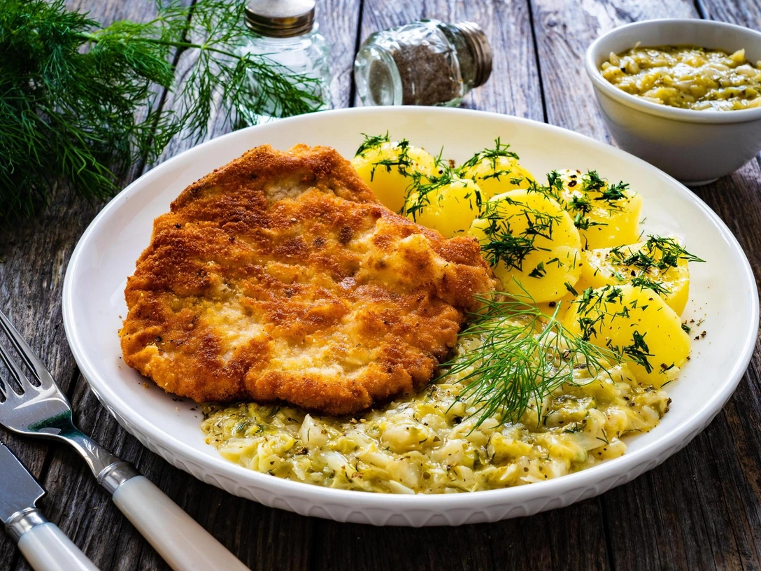 Куриные отбивные в сырной панировке: вкусный и сытный ужин всего за 20 минут | marieclaire.ru