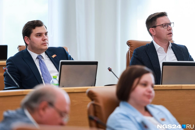 28-летний Иван Петров (слева) — самый молодой депутат горсовета | Источник: Мария Ленц / NGS24.RU