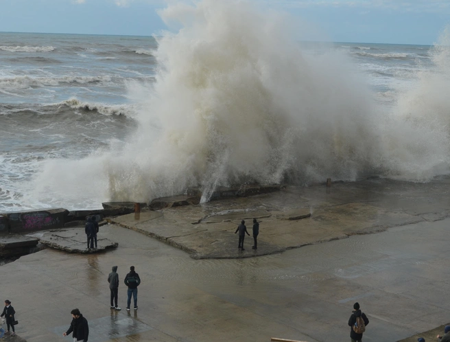 Жители и туристы поспешили к морю любоваться штормом | Источник: Оксана Витязь / SOCHI1.RU