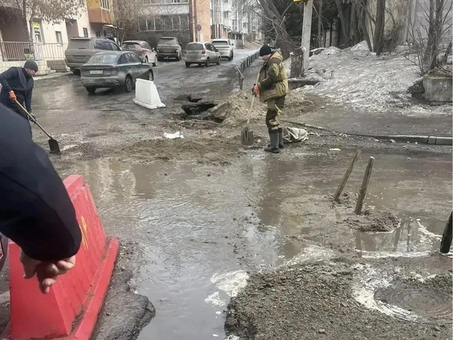 «Грунт постоянно вымывается». На Нижней Лисихе засыпали огромную яму на дороге | ircity.ru