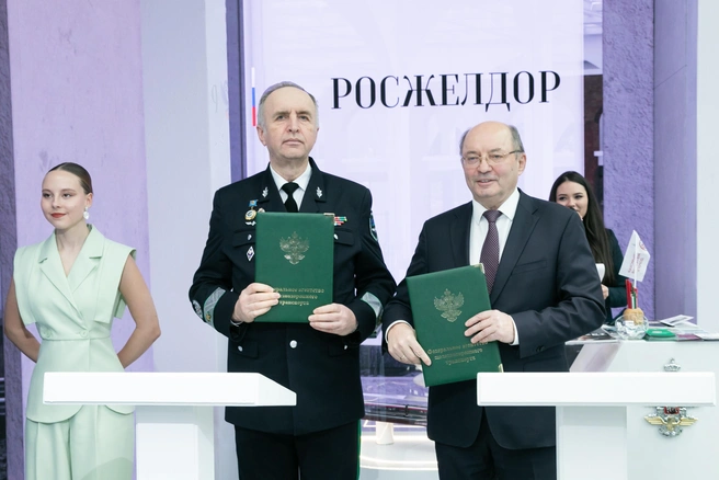 УрГУПС и «Синара&nbsp;— Транспортные Машины» подписали стратегическое соглашение, направленное на формирование кадровой и научно-технологической базы для ВСМ | Источник: УрГУПС 