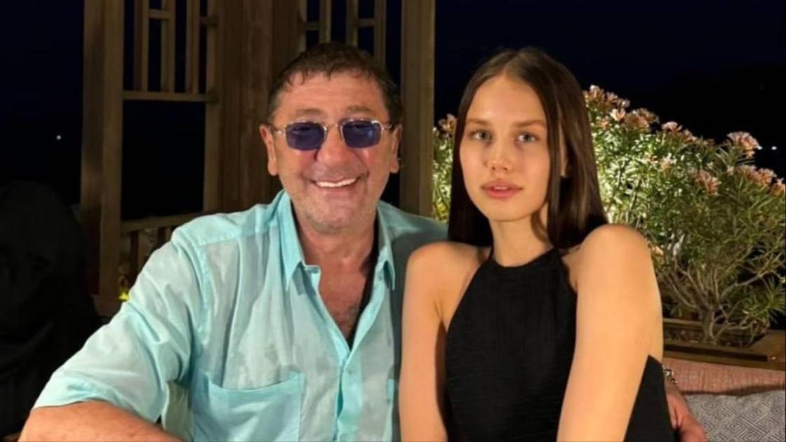 После расставания с 19-летней Кибой Лепс замечен в компании новой юной девушки