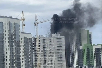 В Казани загорелась строящаяся высотка