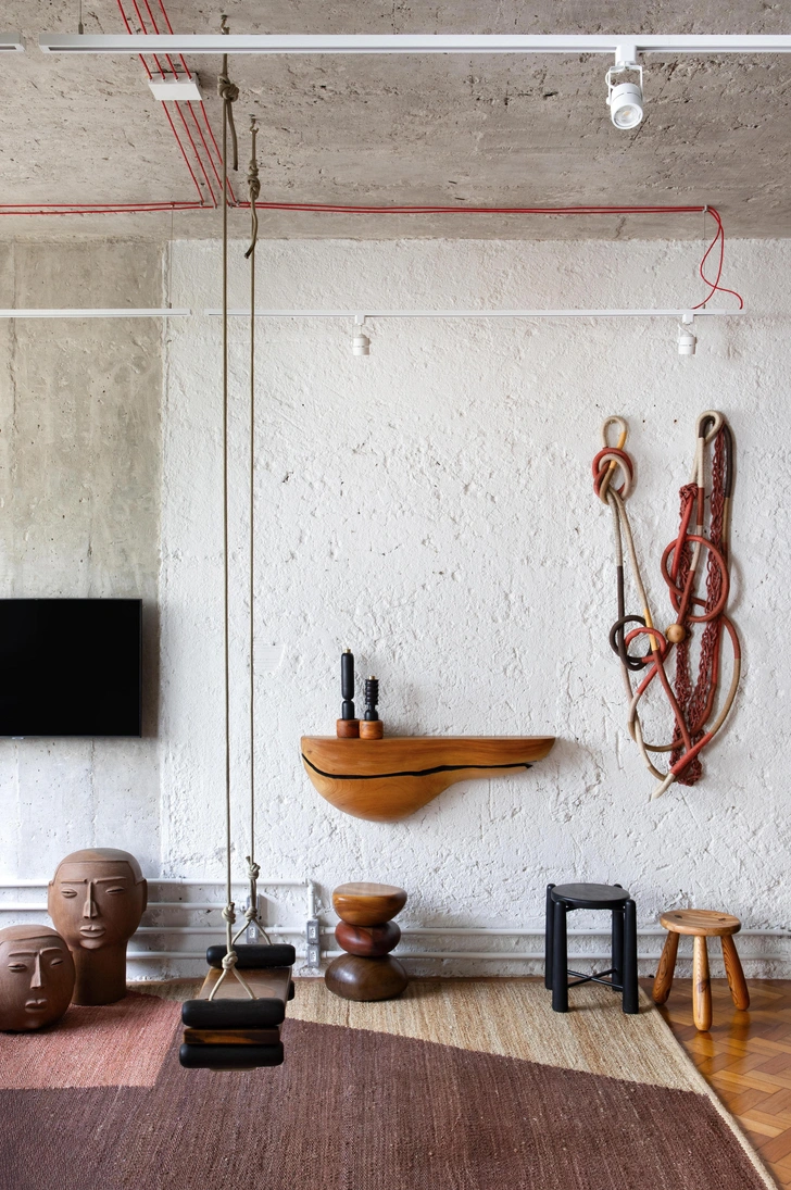 Качели Avoa, Studio Pedro Leal. Головы из керамики Neguinha и Nanai, Naucultural. Консоль, Marcoshusky. Табурет Baiana, Studio Pedro Leal. На стене объект Dance, Мanual Мeida Studio. | Источник: MCA Estudio