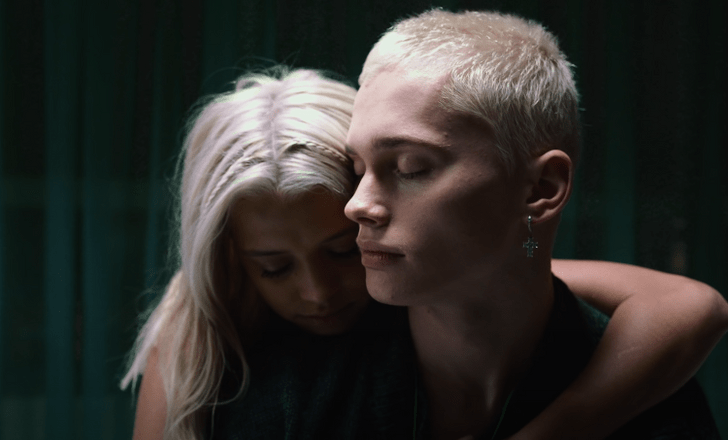 Юля Гаврилина и Даня Милохин страдают из-за проблем в отношениях в новом клипе «Омут»
