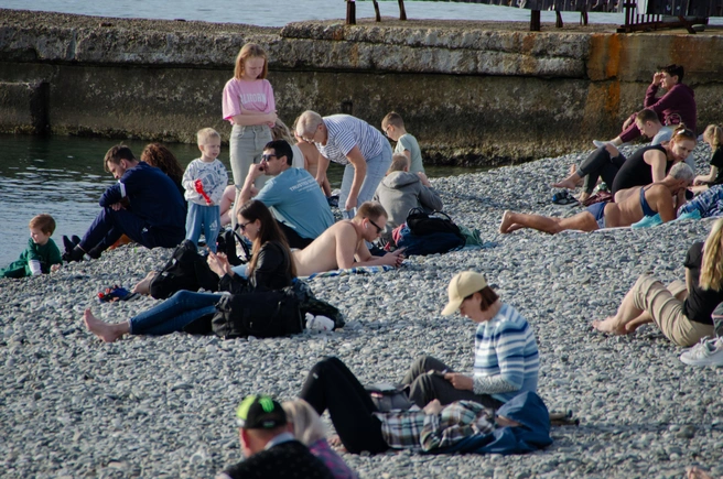 Аномалия в действии: туристы наслаждаются солнечными ваннами на пляжах Сочи в середине осени. | Источник: Оксана Витязь / SOCHI1.RU